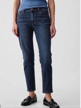 GAP Dark Wash Girlfriend Mid Rise Jeans. Size 26/2r